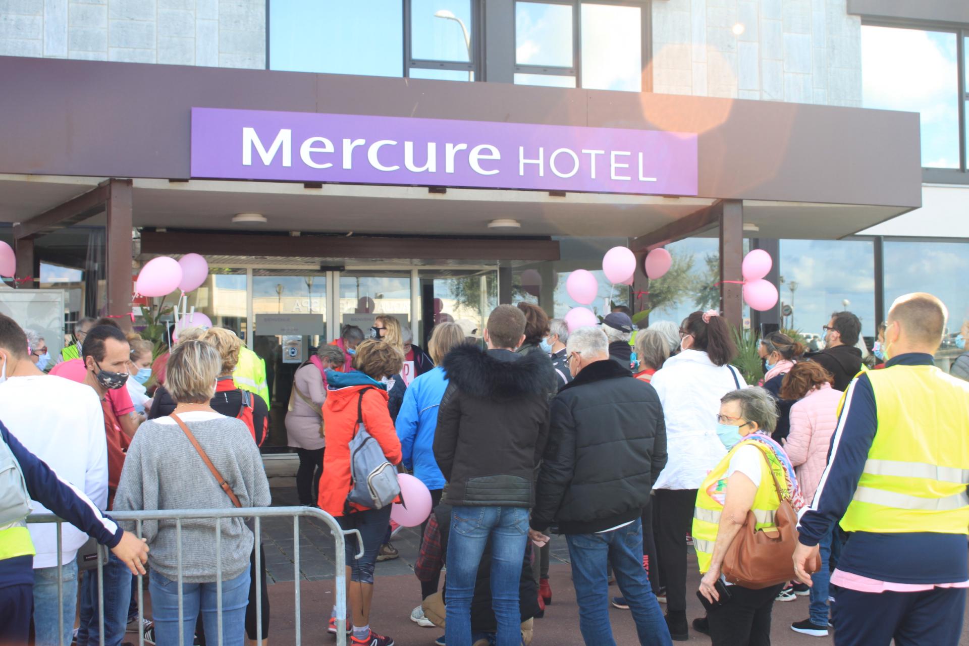 2020, arrivée 1ère marche rose Hôtel Mercure, le 3 octobre